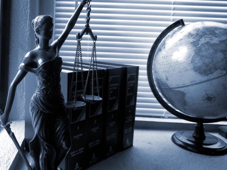 Rola adwokata w procesie karnym - obowiązki, umiejętności i etyczne standardy
