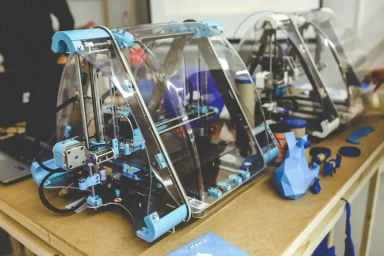 Jakie są zarobki drukarza 3d w polsce i za granicą oraz jakie umiejętności są kluczowe, aby zwiększyć dochody w tej branży?